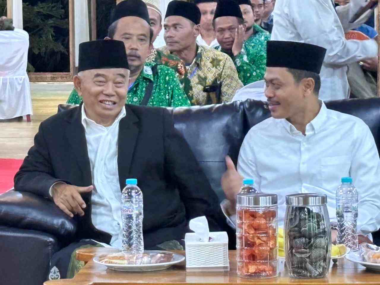 Prof Dr KH Asep Saifuddin Chalim, MA dan KH Imam Jazuli, Lc, MA  dalam acara Konferensi Cabang (Konfercab) Pengurus Persatuan Guru Nahdlatul Uma Cirebon di Aula Pondok Pesantren BIMA Cirebon, Ahad (25/1/206) malam. Foto: MMA/bangsaonline