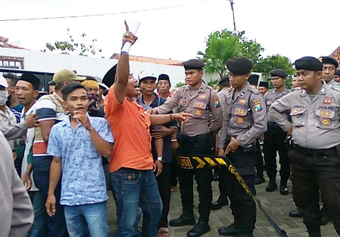 Warga Desa Samiran yang ‘mengusir’ puluhan pendemo di depan Kejari Pamekasan.