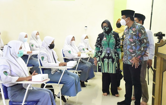 KUNJUNGAN: Bupati Ahmad Muhdlor meninjau Bursa Kerja Khusus SMK ITABA Gedangan, Selasa (14/9/2021). foto: Kominfo Sidoarjo