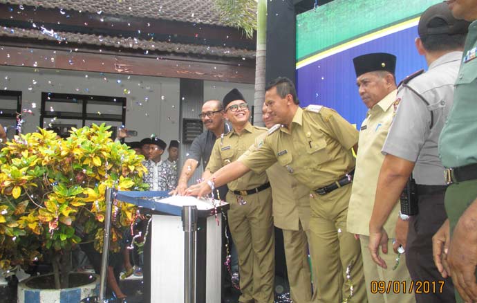 Bupati Anas bersama Wakil DPRD Ismoko serta Camat Abdul Latif menekan tombol lauching Kecamatan Blimbingsari. 