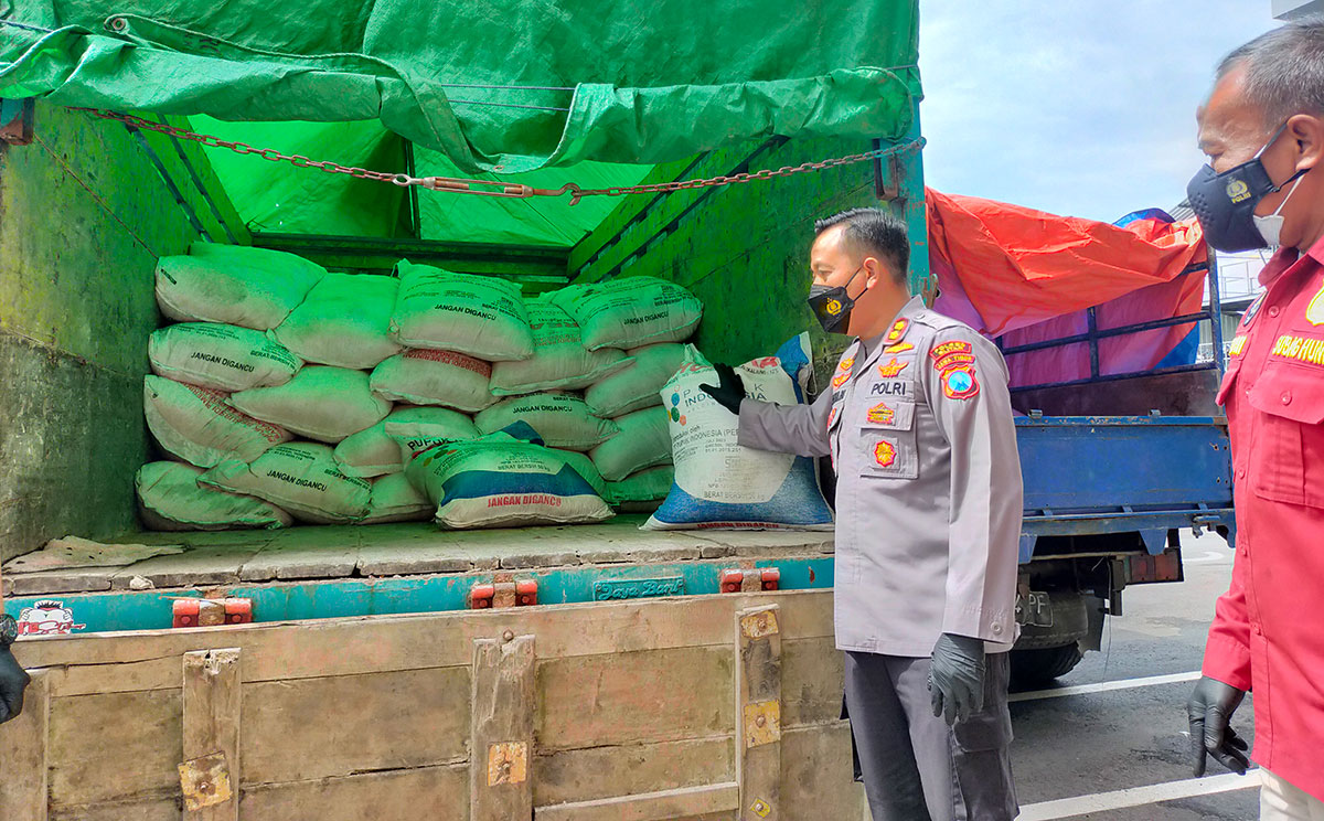 Kapolres Blitar AKBP Adhitia Panji Anom menunjukkan pupuk bersubsidi yang diperjualbelikan.