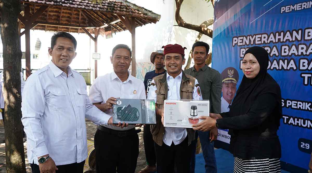 Wali Kota Pasuruan saat menyerahkan bantuan DBHCHT kepada pelaku usaha perikanan.