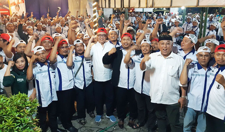 KOMPAK: Ratusan relawan Topi Kwalik memberikan dukungan kepada Bacabup Kelana Aprilianto, Sabtu (1/2) malam.