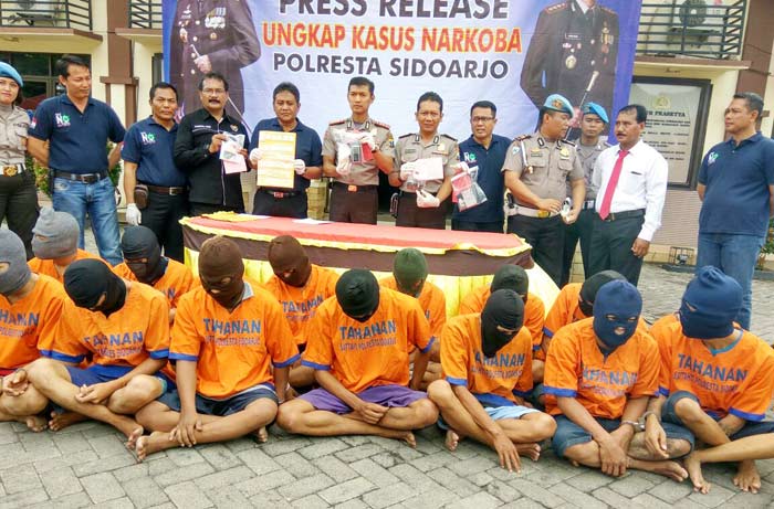 Para tersangka saat dikumpulkan di Mapolres Sidoarjo.