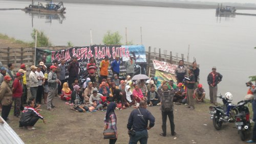 BLOKADE – Sejumlah warga korban lumpur Lapindo saat beraksi di tanggul titik 42, di Desa Renokenongo Kecamatan Porong, Kamis (11/12/2014). foto agus hp