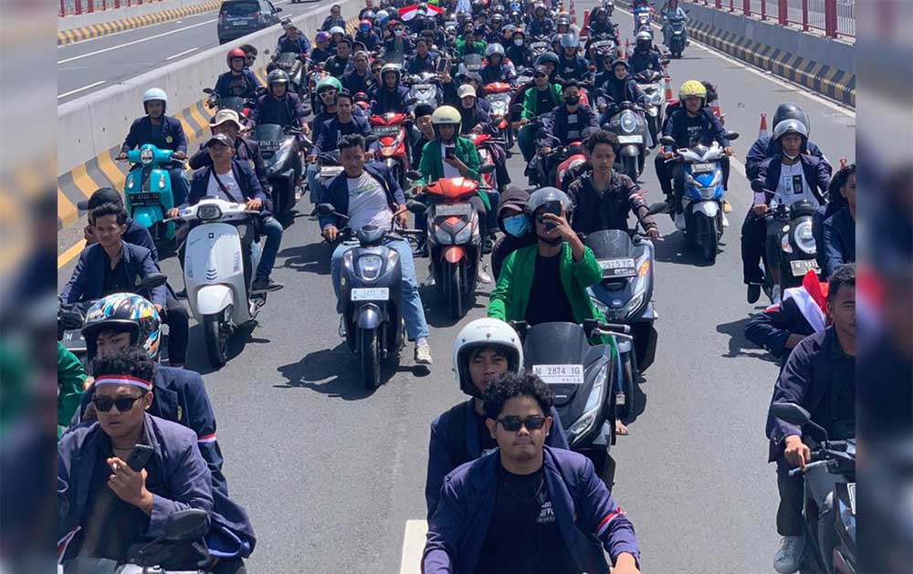 Ratusan mahasiswa Universitas Trunojoyo Madura (UTM) saat konvoi menuju lokasi aksi di Gedung DPRD Jatim.