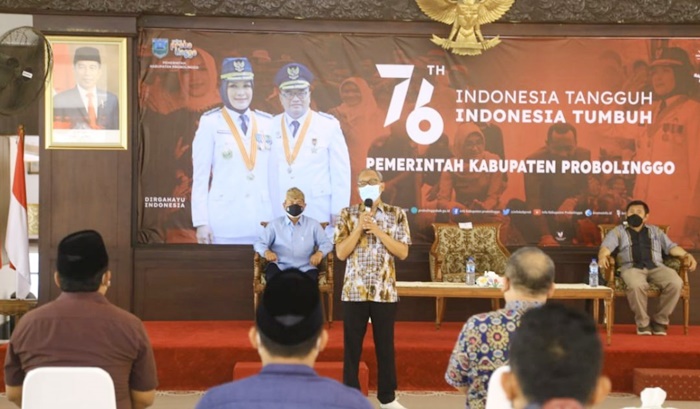 Hasan Aminuddin saat bertemu kades terpilih dan yang akan purna tugas di pendopo pemkab.