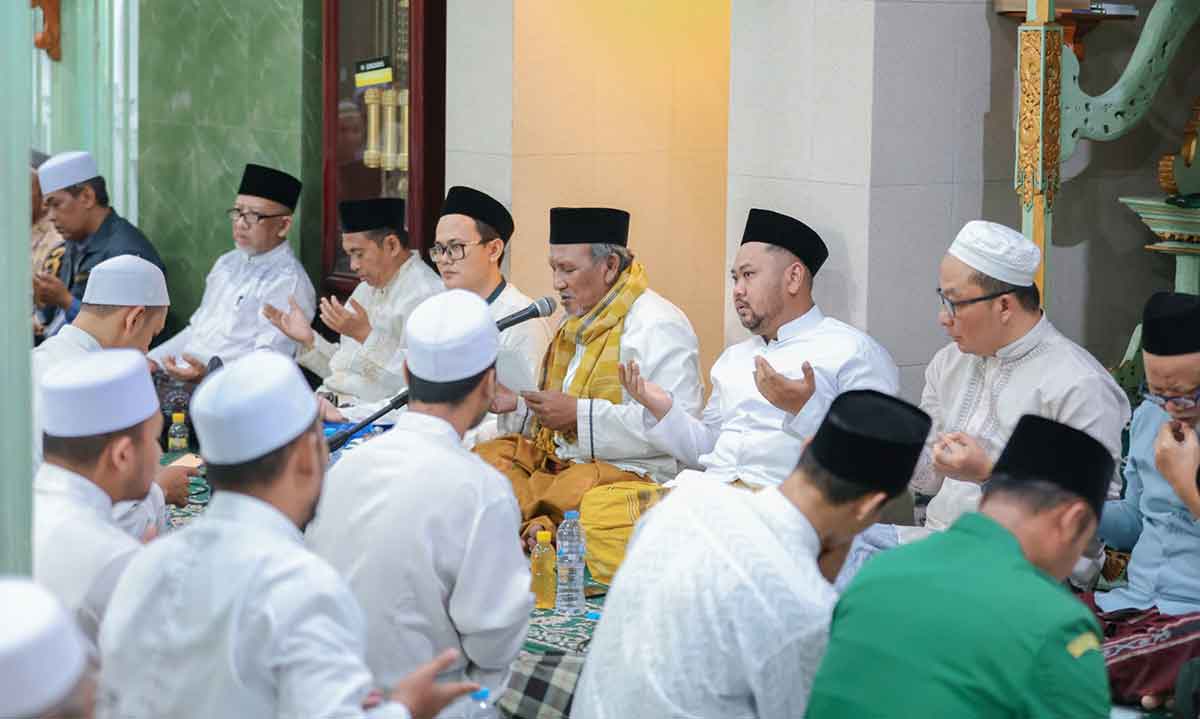 Bupati Gresik Fandi Akhmad Yani (tiga dari kanan) saat menghadiri tradisi malam selawe di Masjid Jamik Sunan Giri. Foto: Ist