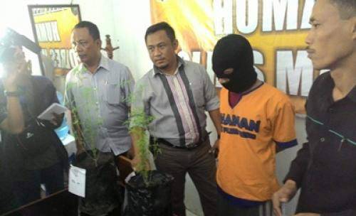 DIAMANKAN: Polisi menunjukkan tersangka dan barang bukti di Mapolres Madiun, kemarin. foto: beritajatim