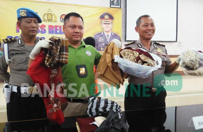 AKP Norman Wahyu Hidayat, Kasatreskrim Polres Jombang menunjukkan barang bukti kasus pencabulan guru ngaji kepada santrinya, Kamis (28/9/2017). foto: ROMZA/ BANGSAONLINE
