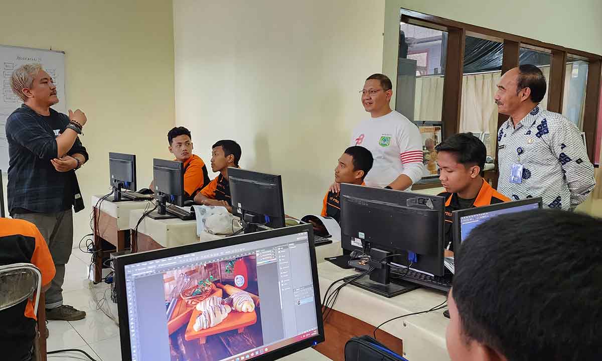 Salah satu instruktur Millenial Job Center kelas videografi, Rizal Afriansyah, saat memberi pemaparan.