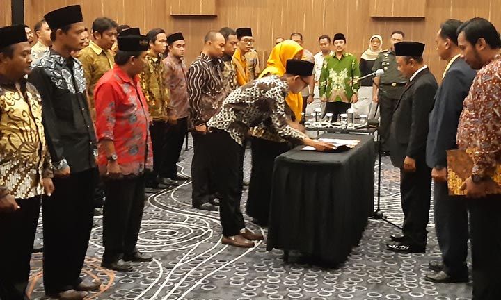 TEKEN INTEGRITAS: Pelantikan PPK Pilbup Sidoarjo 2020, di Hotel Aston KNV, Sabtu (29/2). foto: MUSTAIN/ BANGSAONLINE