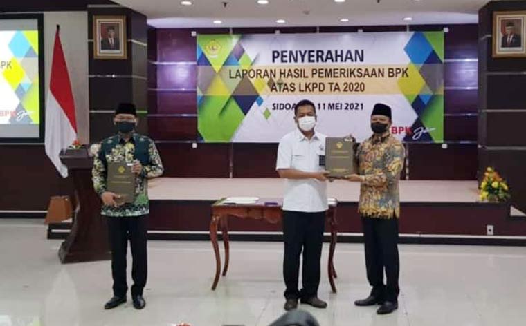Opini WTP diberikan oleh BPK Jatim atas Laporan Keuangan Pemerintah Daerah (LKPD) tahun 2020. Penghargaan diserahkan langsung oleh Kepala BPK Perwakilan Provinsi Jawa Timur, Joko Agus Setyono kepada Bupati Pasuruan, H. M. Irsyad Yusuf bersama Ketua DPRD Kabupaten Pasuruan, H. M. Sudiono Fauzan di Kantor BPK Perwakilan Jatim, Selasa (11/05/2021) lalu.