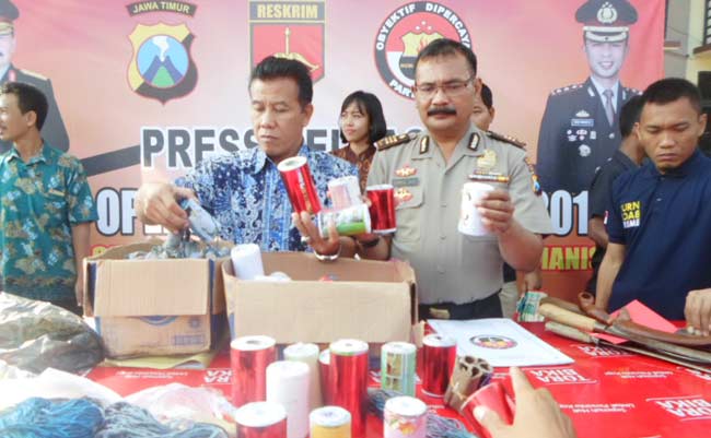 AKP Samsul Hadi SH, Kasubag Humas Polres Sidoarjo saat menunjukkan barang bukti hasil operasi camer. foto: CATUR AE/ BANGSAONLINE