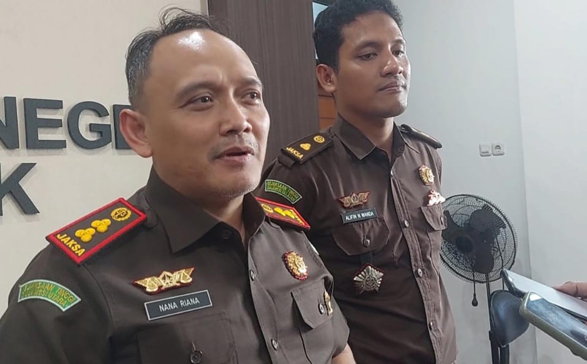 Kajari Gresik Nana Riana didampingi Kasi Pidsus Aliifin Nurahmana Wanda saat memberikan keterangan pers di kantor kejari setempat. Foto: SYUHUD/ BANGSAONLINE