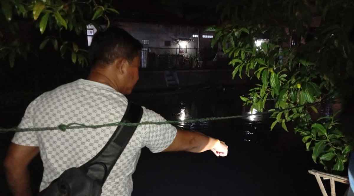 Petugas saat menunjukkan lokasi tenggelamnya seorang anak di Kecamatan Krian, Sidoarjo.