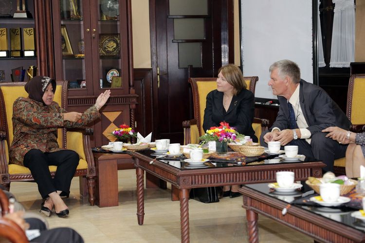 Kedubes Belanda menemui Walikota Tri Rismaharini di Balai Kota Surabaya, Rabu (12/3/2014). Foto: Sofyan Hadi/Bangsaonline.com