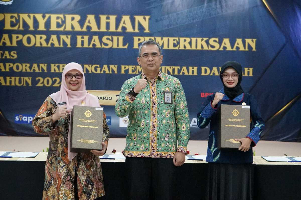 Wali Kota Kediri Vinanda Prameswati (kanan) didampingi Ketua DPRD Firdaus saat menerima Laporan Hasil Pemeriksaan (LHP) atas Laporan Keuangan Pemerintah Daerah (LKPD) tahun 2024. (Ist). 