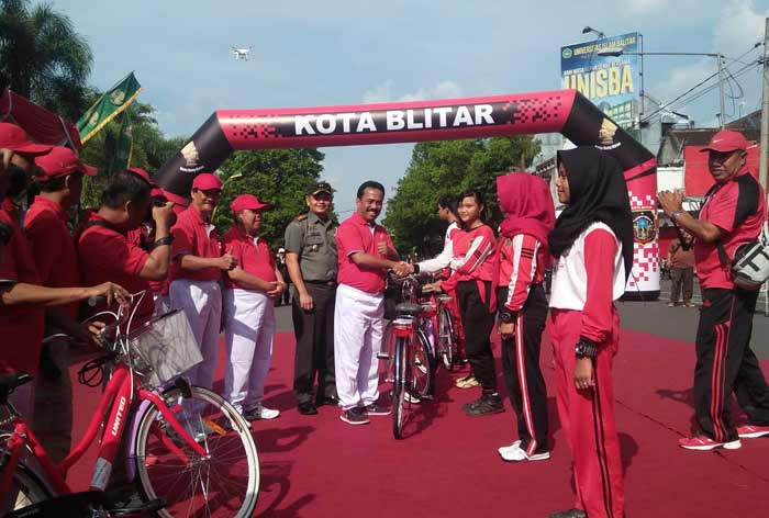 Wali Kota Blitar Samanhudi Anwar menyerahkan sepeda gratis kepada siswa SMP. foto: AKINA/ BANGSAONLINE