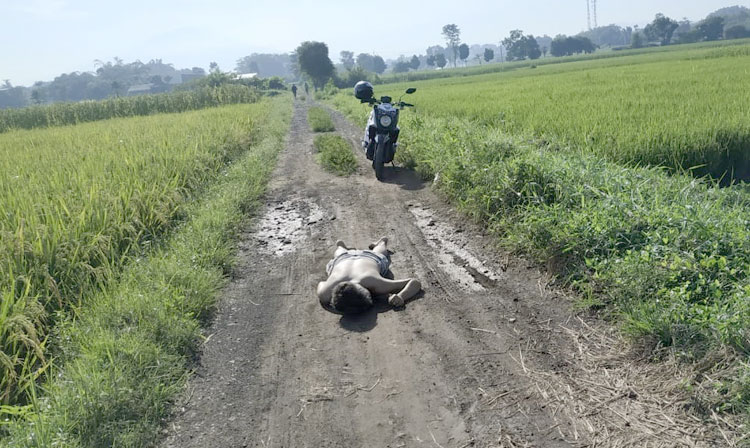 Korban ditemukan dalam kondisi tengkurap di jalan setapak.