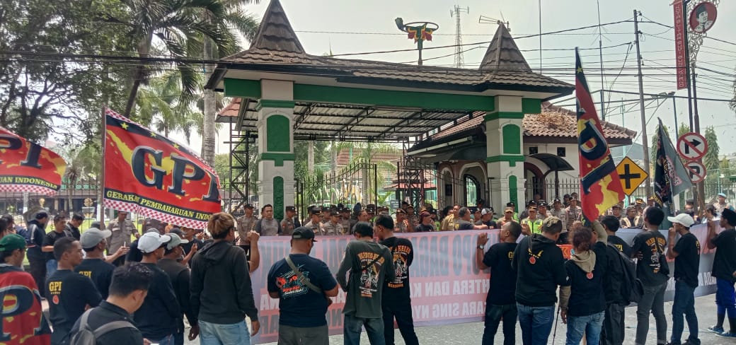 Massa saat mengepung pendopo RHN Blitar, Senin(23/9/2024)