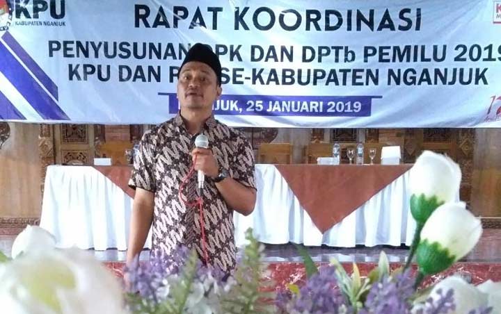 Anggota Komisioner KPU Nganjuk Muchiyin saat menyosialisasikan DPTb. foto: BAMBANG/ BANGSAONLINE