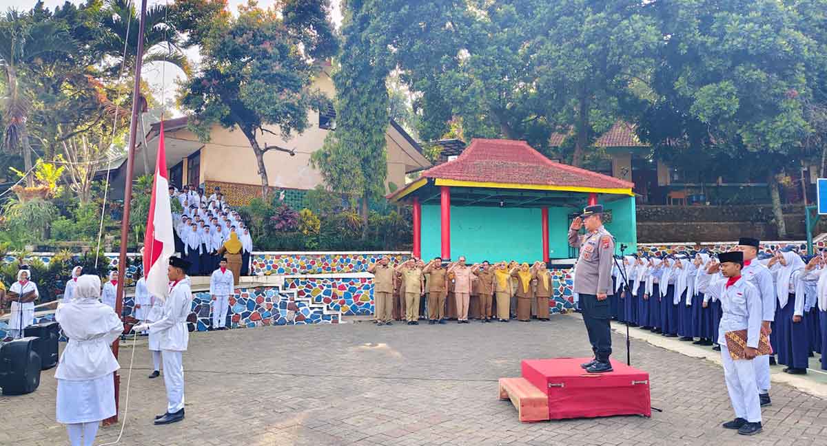 Kapolsek Purwodadi saat memimpin upacara.