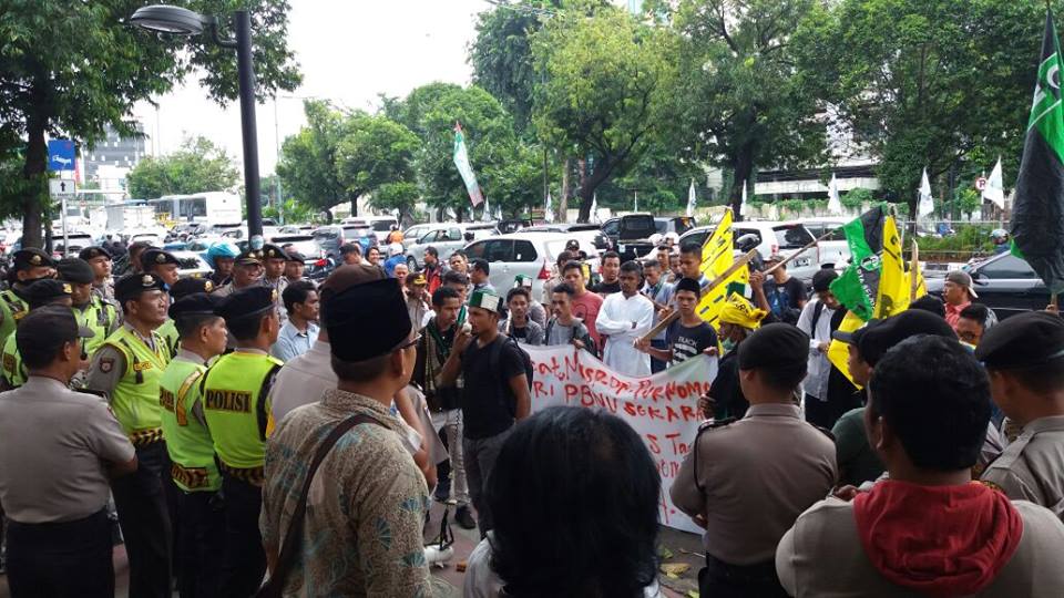 Para mahasiswa PMII dan HMI saat demo PBNU Jalan Kramat Raya Jakarta. Mereka menuntut Nusron Wahid dipecat dari kepengurusan PBNU, Jumat (14/10/2016)