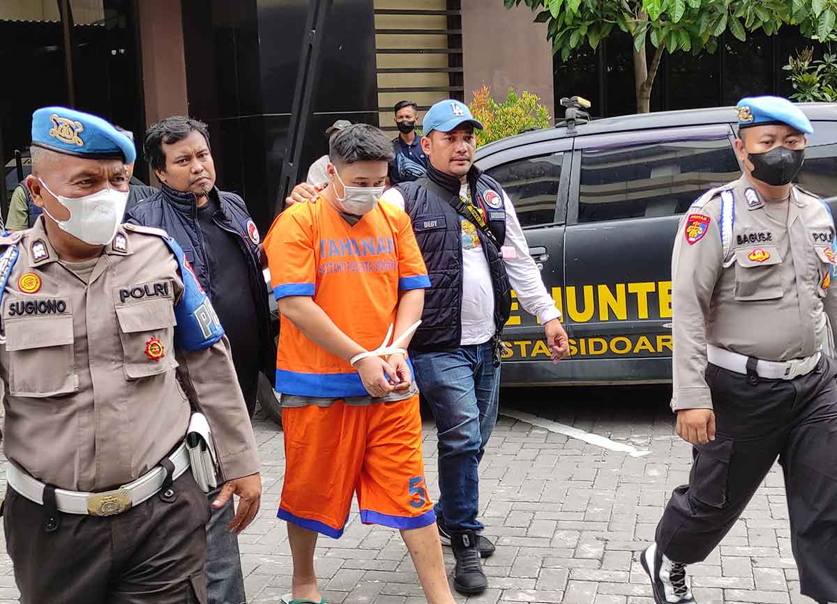 Pelaku yang berinisal SK (35) warga Dlanggu, Mojokerto, pembuat narkotika jenis ekstasi saat berada di Polresta Sidoarjo, Selasa (20/12/2022)