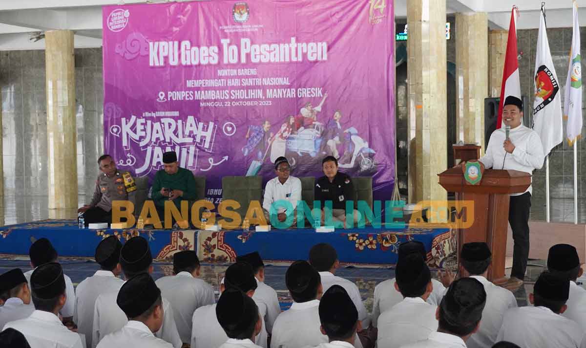 Komisioner KPU Gresik, Makmun, saat memberikan pendidikan pemilu kepada santri di Ponpes Mambaus Sholihin. Foto: SYUHUD/BANGSAONLINE