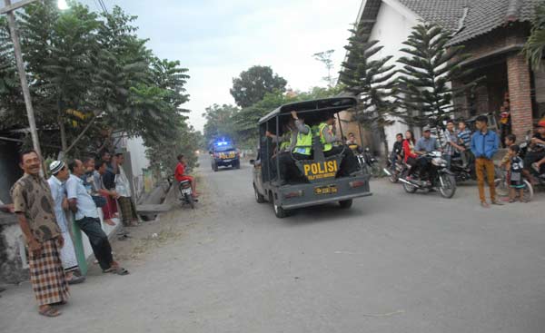 Mobil Polisi Patroli Di Desa Keras. (foto: rony suhartomo/BANGSAONLINE)