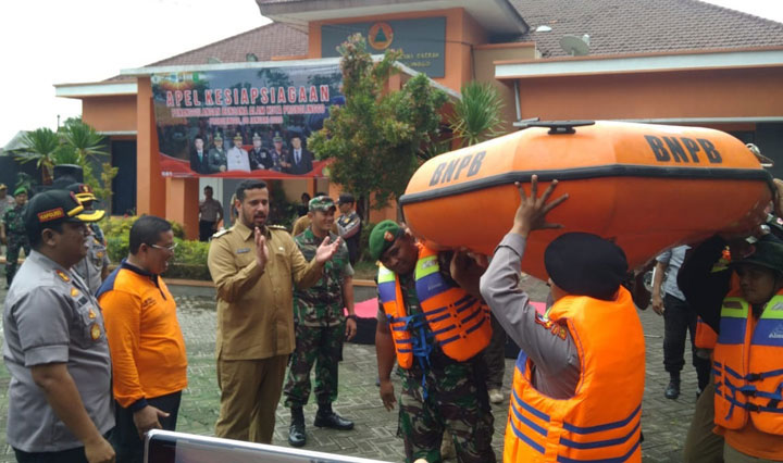 Wali Kota Probolinggo Habib Hadi Zainal Abidin saat memberikan arahan dalam acara pendirian pos kesiapsianggan bencana, Senin (6/1). 
