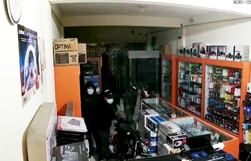 Aksi kawanan pencuri saat menggasak puluhan laptop terekam CCTV.
