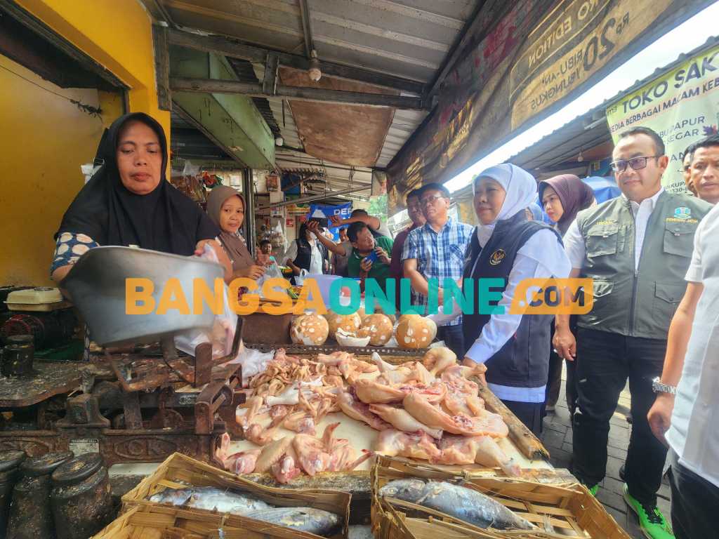 Gubenur Khofifah saat meninjau salah satu stan pedagang di Pasar Dukuh Kupang. Foto: Devi Fitri Afriyanti/BANGSAONLINE
