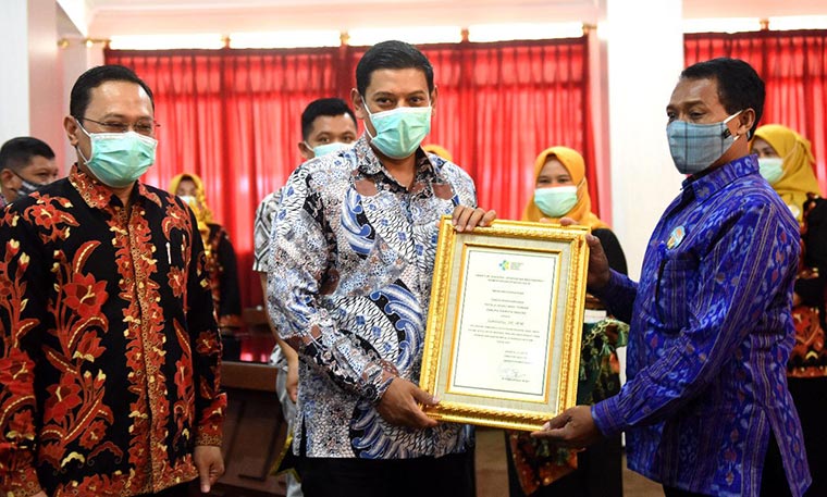Wali Kota Kediri Abdullah Abu Bakar menyerahkan piagam kepada Suminarto, Lurah Tempurejo sebagai Lurah Terbaik. (foto: ist)