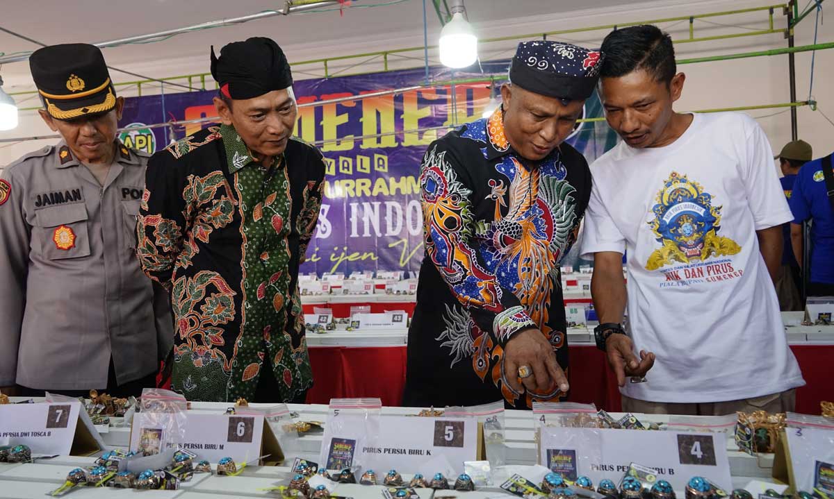 Pecinta akik dan pirus dari berbagai daerah di Indonesia mengikuti kontes nasional yang diinisiasi Komunitas API bekerja sama dengan Kopassus Kabupaten Sumenep.