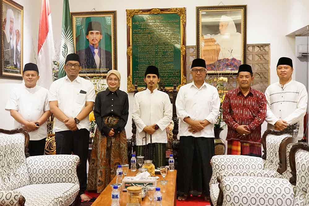 Mbak Wali dan Gus Qowim bersama Pengasuh Perjuangan Wahidiyah dan Pondok Pesantren Kedunglo KH. Agus Abdul Madjid Ali Fikri (tengah). (Ist)