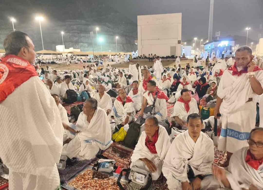 Prof Dr KH Imam Ghazali Said, MA bersama para jamaahnya saat mabit di Muzdalifah Makkah. Foto: Dok. pribadi/bangsaonline