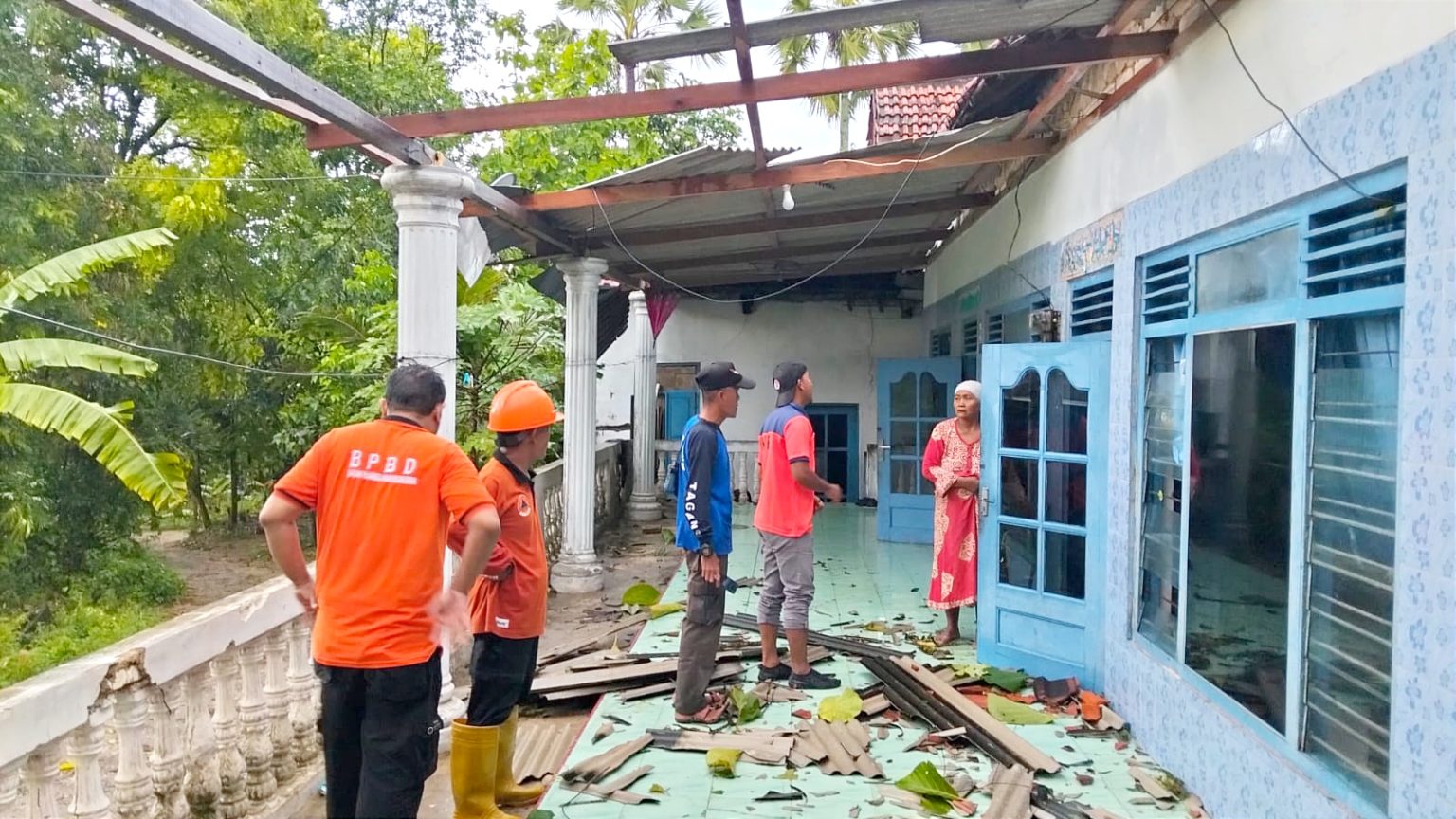Anggota BPBD Sumenep saat memeriksa salah satu rumah warga yang rusak di Kecamatan Pragaan