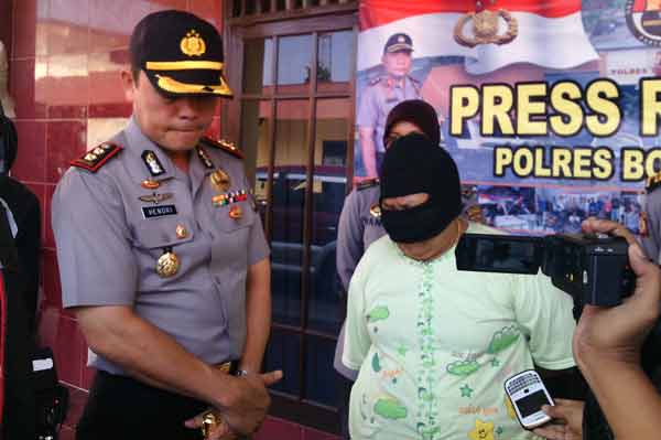 Kapolres Bojonegoro, AKBP Hendri Fiuser bersama tersangka YT saat memberikan keterangan. (foto: eky nurhadi/BANGSAONLINE)