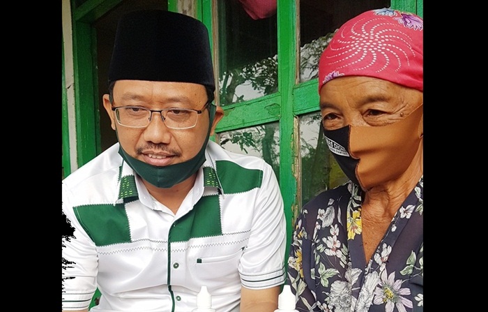 Ketua DPRD Pasuruan M Sudiono Fauzan saat bersama dengan salah satu warga miskin.