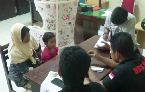 Tutik Zakariyah saat mendatangi Polres Probolinggo untuk melaporkan penipuan yang dilakukan Dimas Kanjeng Taat Pribadi.