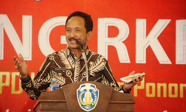 Bupati Ponorogo Drs H Ipong Muchlissoni saat memberikan sambutan kala membuka Musrenbang. foto: fajar/ BANGSAONLINE
