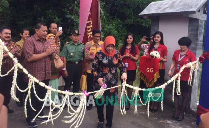 Bupati Kediri Haryanti Sutrisno saat memotong pita tanda diresmikannya jembatan penghubung antara kabupaten Kediri dan Kabupaten Malang, tepatnya di Dusun Jowah Desa Siman Kecamatan Kepung. foto: arif kurniawan/ BANGSAONLINE