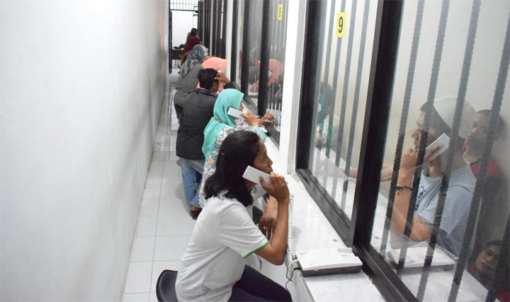 Para pembesuk tahanan di Mapolresta Sidoarjo.
