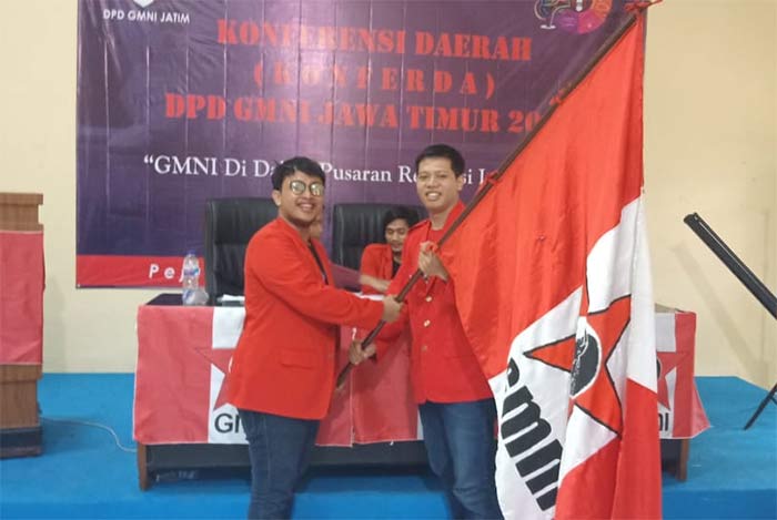 Nabrisi Rohid menerima bendera sebagai tanda perpindahan tampuk kepemimpinan.