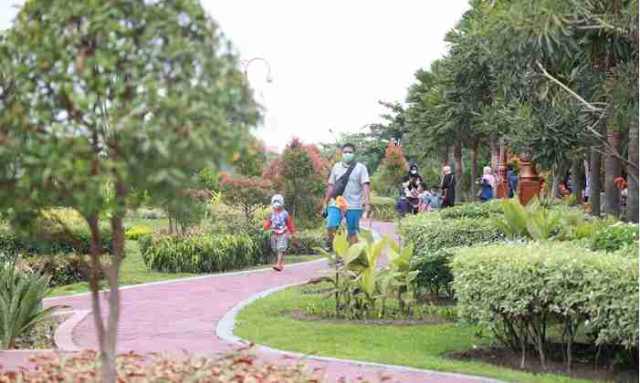 Beberapa murid TK dan orang tuanya saat berada di Taman Brantas Kota Kediri. Foto: Ist.