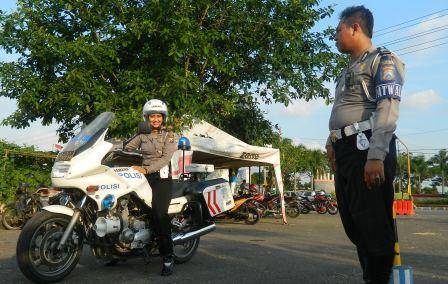 Brigadir Pungki saat melatih polwan mengendarai moge. foto: BANGSAONLINE
