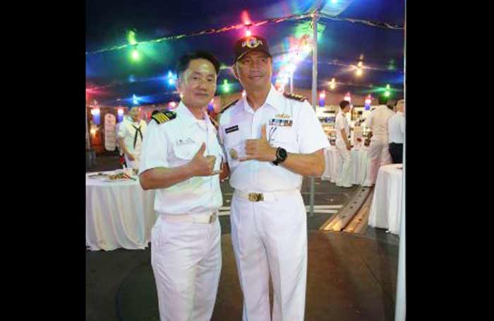 Dua komandan kapal perang Korea Selatan, Capt. Whong Sunwoo dan Capt. Warren Copps, di Lounge Room Perwira KRI REM – 331.