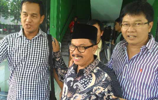 Wabup  MG Hadi Sutjitpo seusai mengikuti tes wawancara dan 3 pelamar Cawabup PKB sedang antri menunggu tes wawancara, kemarin. Foto : mustain/BANGSAONLINE